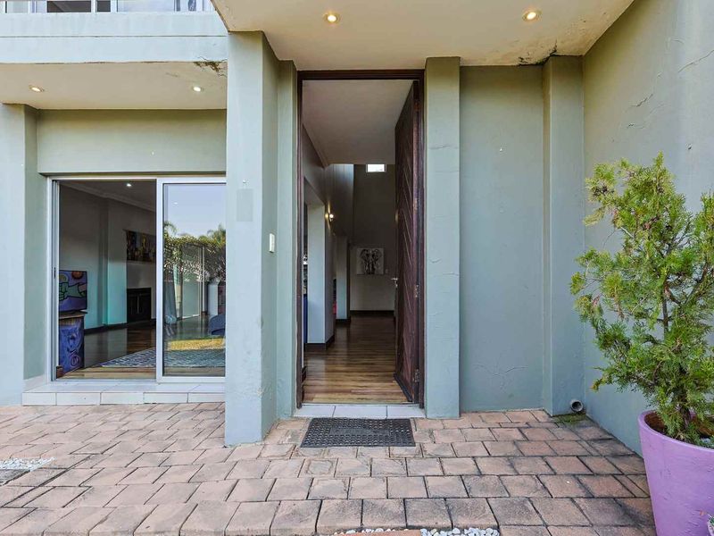 Spacious 4-Bedroom Family Home with Pool, Entertainment Patio & Pet-Friendly Garden - Photo 2