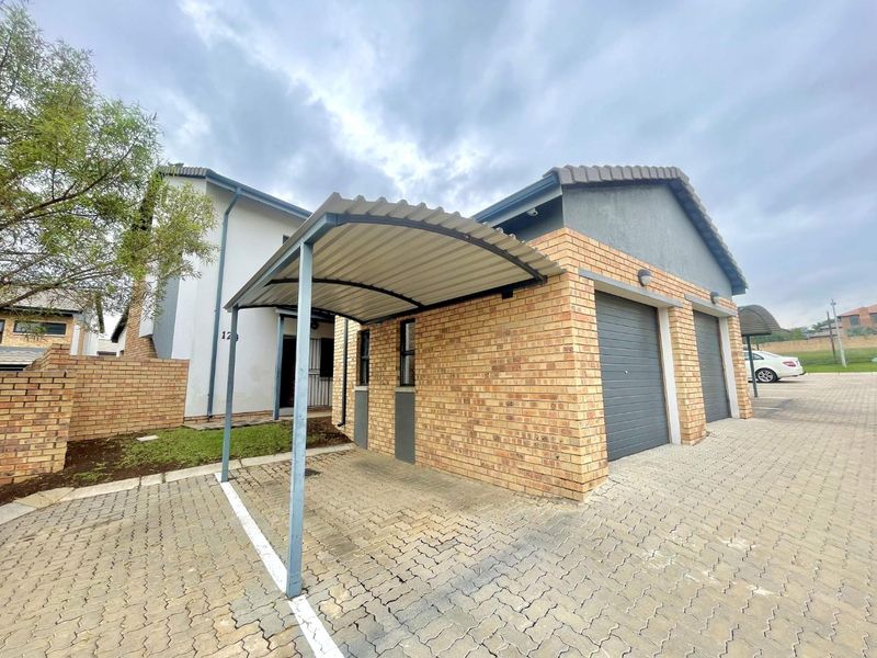 Effortless Living for the Modern Family – 3-Bed Townhouse in Amberfield - Photo 2