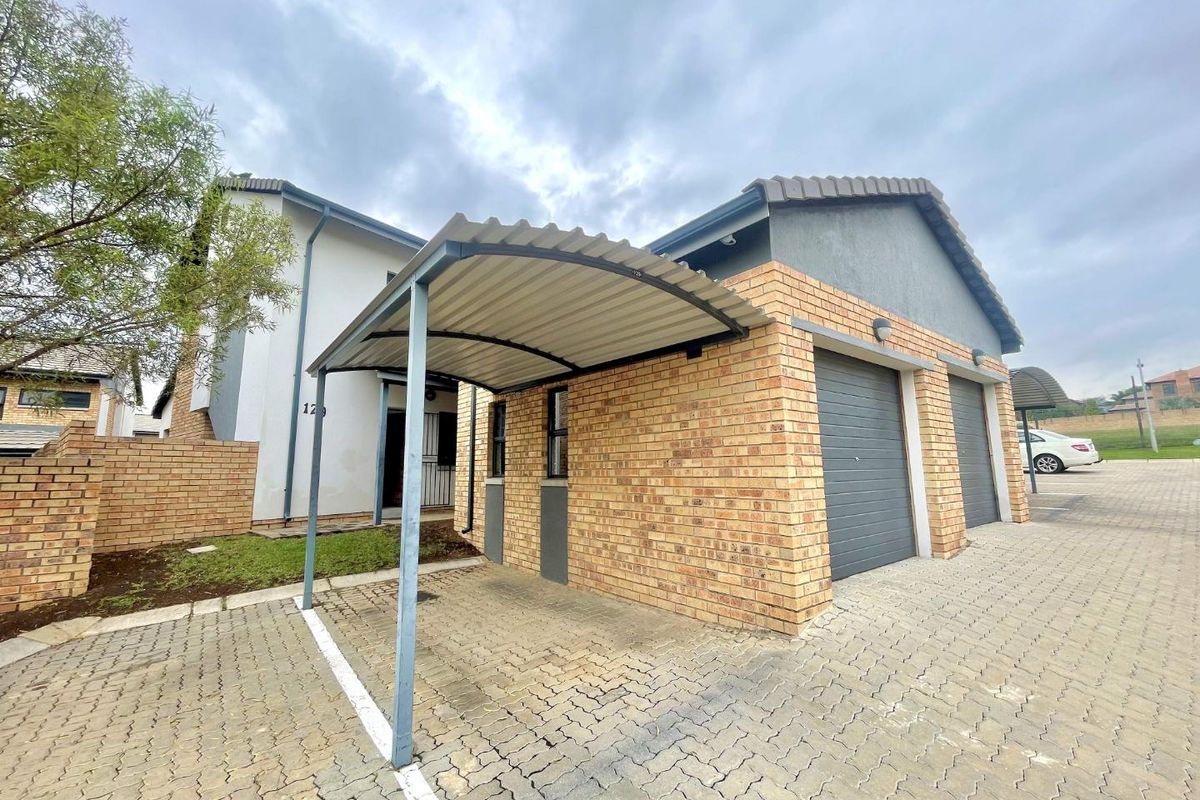 Effortless Living for the Modern Family – 3-Bed Townhouse in Amberfield - Photo 2