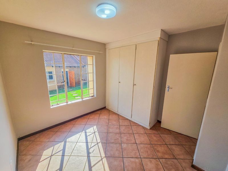 2 Bedroom Townhouse Available in Mooikloof Ridge - Photo 6