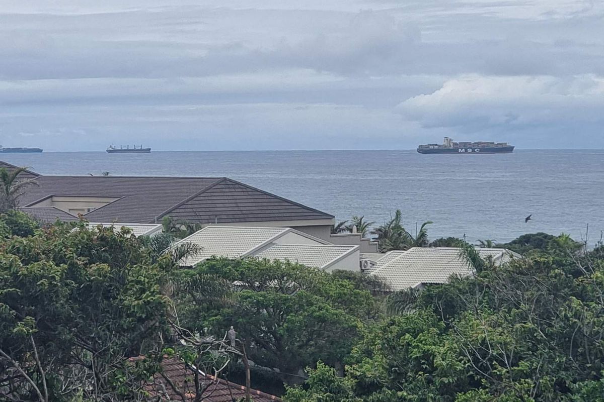 STUNNING 3 BED 2 BATH FULLY FURNISHED APARTMENT WITH LOVELY SEA VIEWS - Photo 2