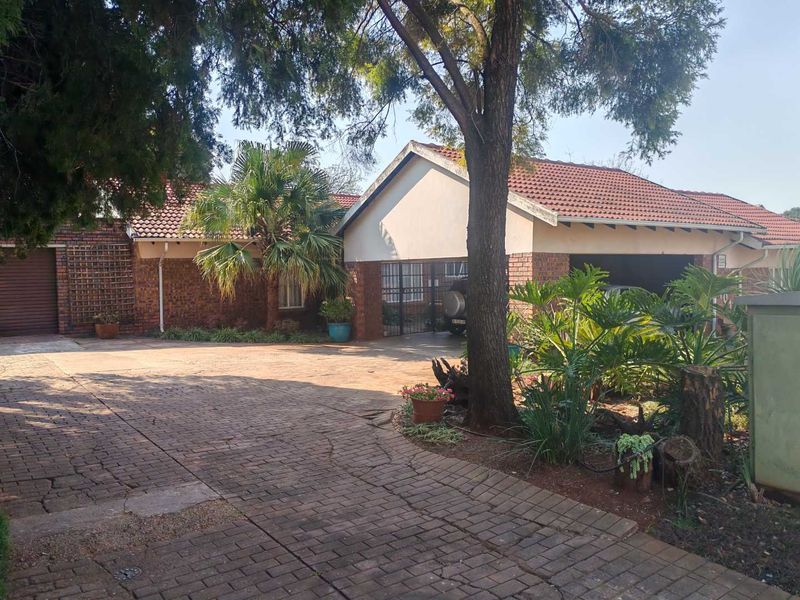 EXCLUSIVE MANDATE - LOVELY FAMILY HOME - CLOSE TO SCHOOLS - Photo 1