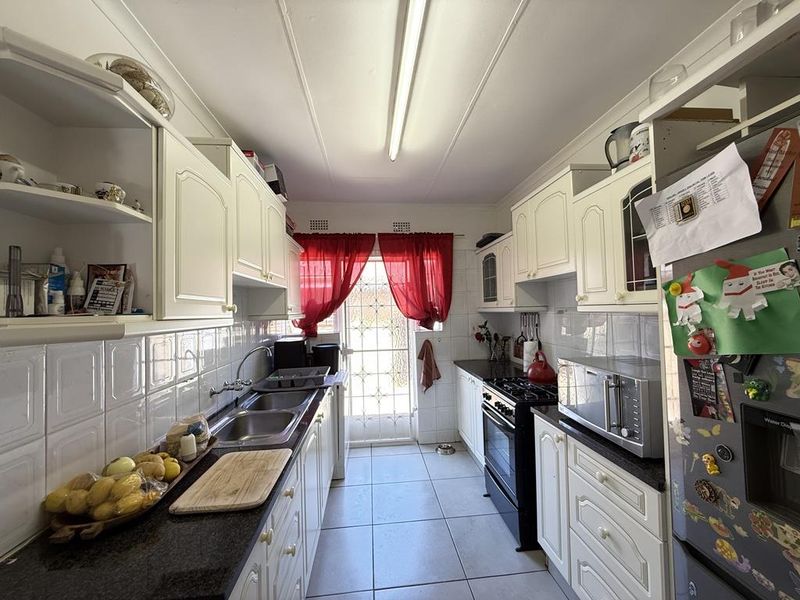 Prime 3 Bedroom Townhouse in Constantia Kloof with Solar and Double Garage - Photo 4