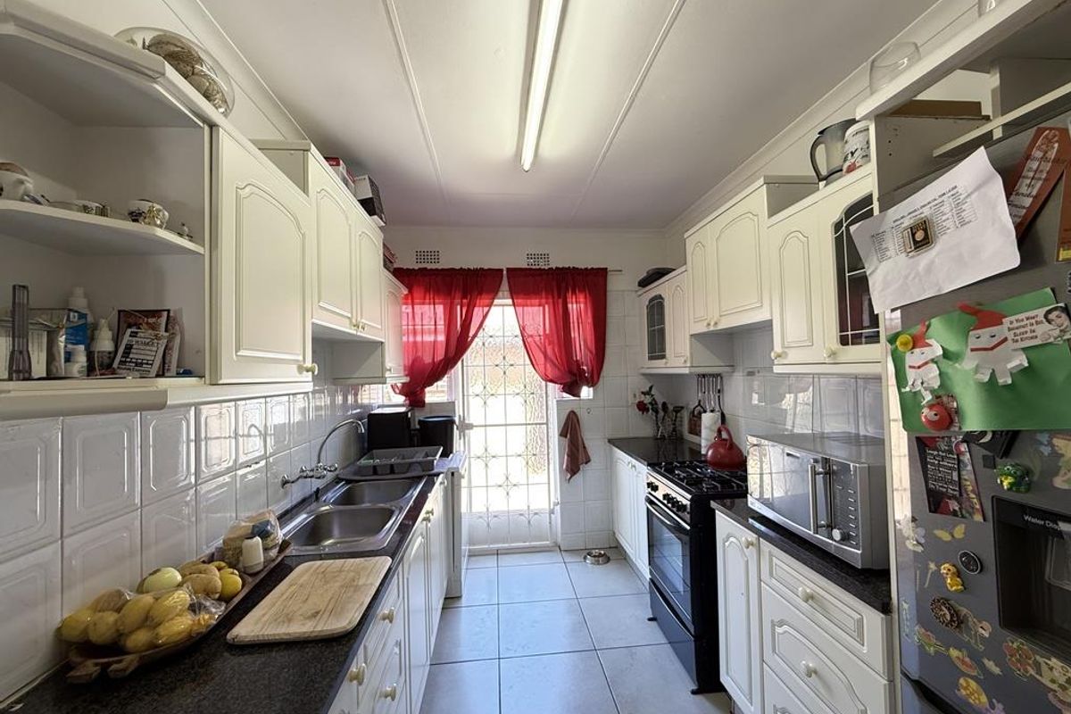 Prime 3 Bedroom Townhouse in Constantia Kloof with Solar and Double Garage - Photo 4