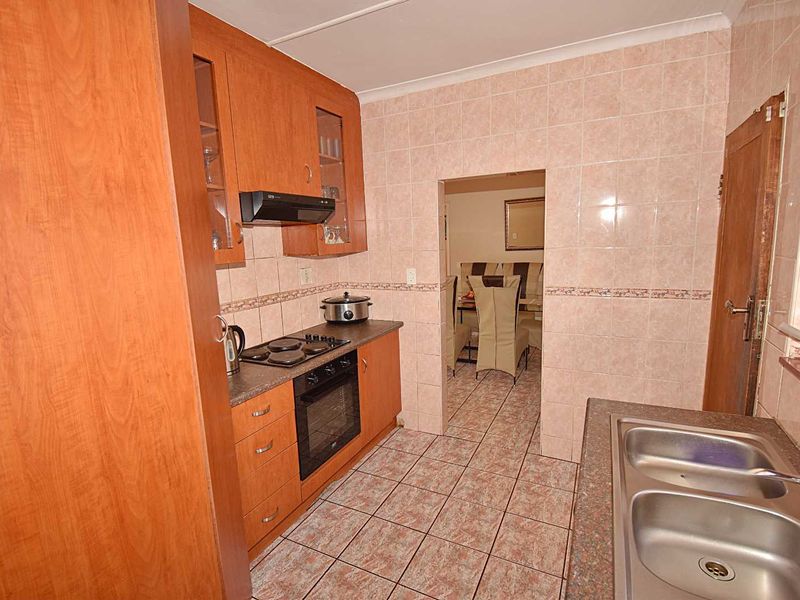 Spacious Family Home with Entertainment Features - Photo 10
