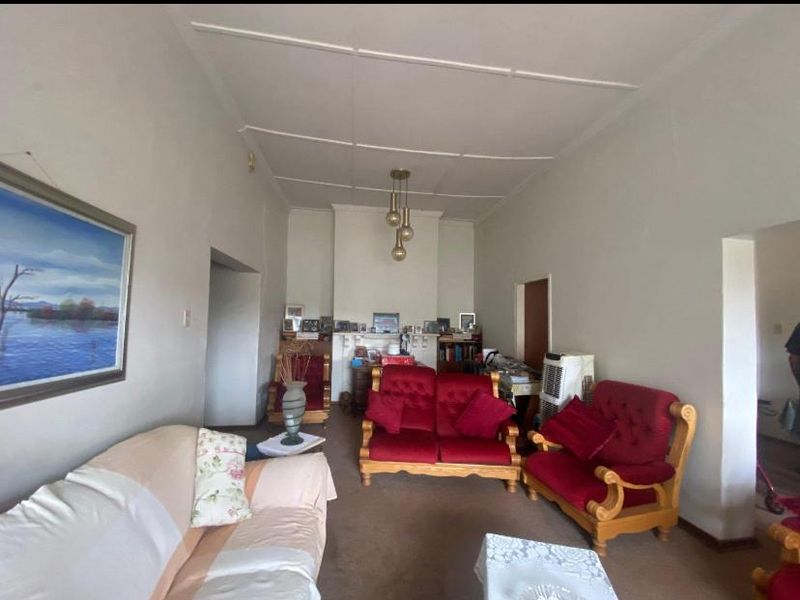 Charming Family Home in Desirable Beaconsfield - Photo 2