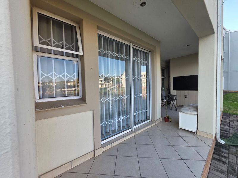 Rare Find – Ground Floor Apartment with Direct Lake Access Waterclub, Leisure Bay Estate - Photo 6