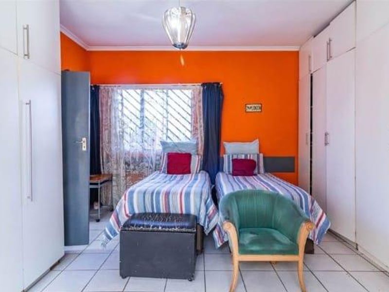 4 Bedroom House for Sale in Rewlatch ,Johannesburg - Photo 7