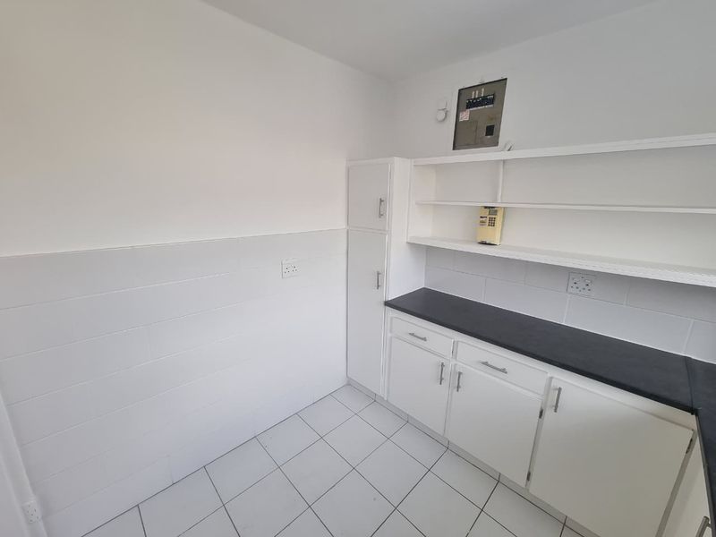 Unfurnished Two Bedroom Apartment To Rent in Tamboerskloof - Photo 8