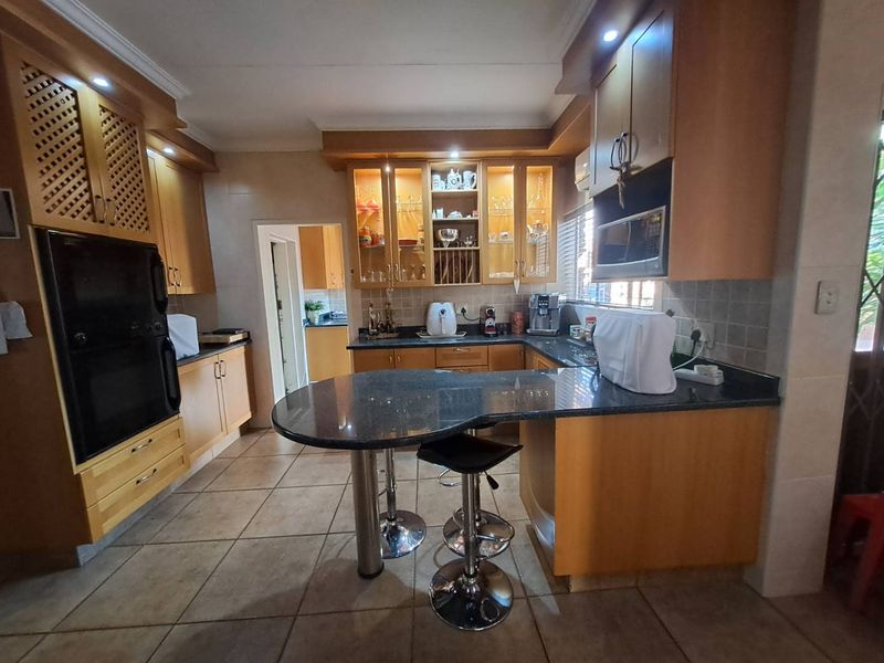 FOR SALE | SPACIOUS FAMILY HOME WITH SWIMMING POOL IN A BEAUTIFULLY ESTABLISHED GARDEN - Photo 3