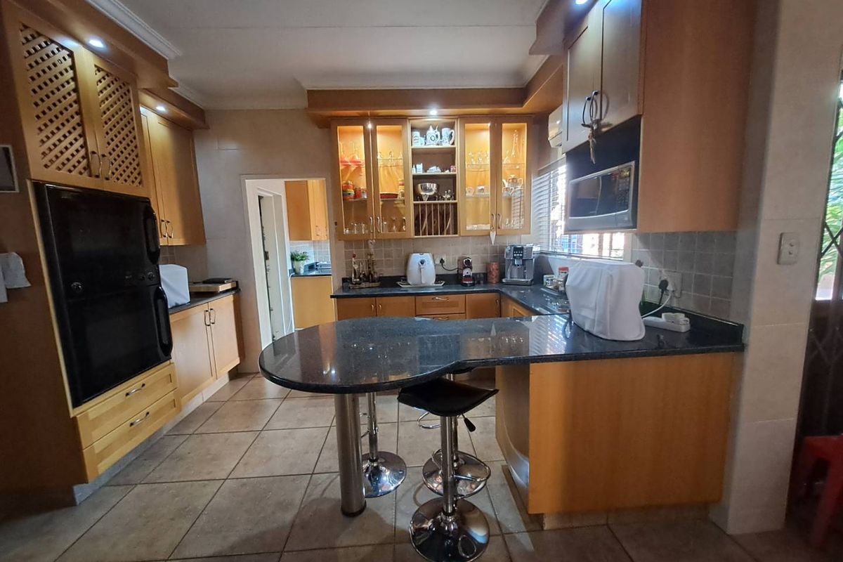 FOR SALE | SPACIOUS FAMILY HOME WITH SWIMMING POOL IN A BEAUTIFULLY ESTABLISHED GARDEN - Photo 3