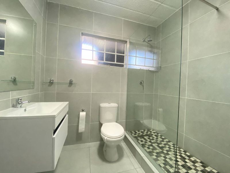 Beautifully Renovated Ground Floor Unit - Photo 9