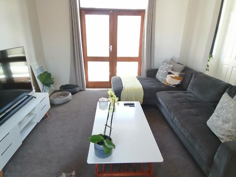 Unfurnished Two-Bedroom Townhouse with Courtyard and Garage in Sought-After Royal Ascot - Photo 7