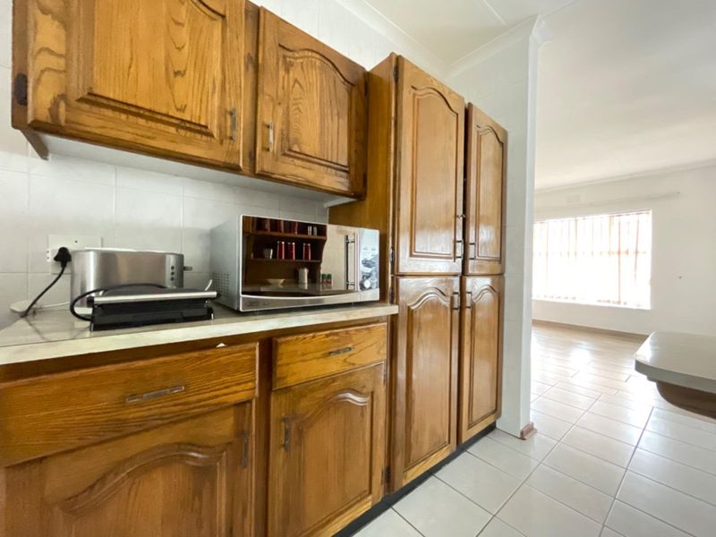 Spacious Cluster With Private Garden & Double Garage - Photo 3