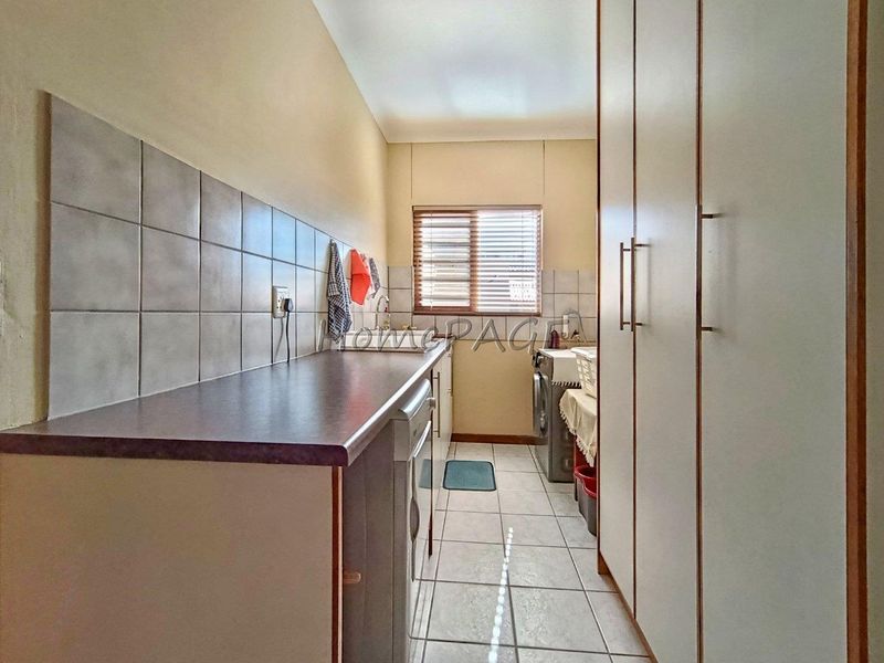 Hermes, Walvis Bay:  Neat 4 bedr home with 1 bedr flat is for sale - Photo 9