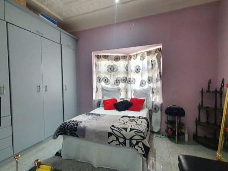 *Stunning 3 Bedroom House with 2 Bedroom Flatlet for Sale!* - Photo 3