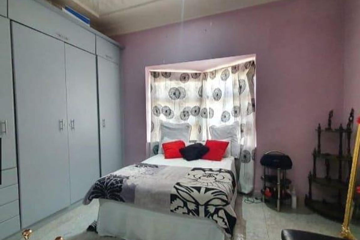 *Stunning 3 Bedroom House with 2 Bedroom Flatlet for Sale!* - Photo 3