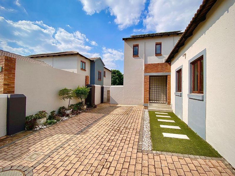 Flawless Townhouse - Photo 2