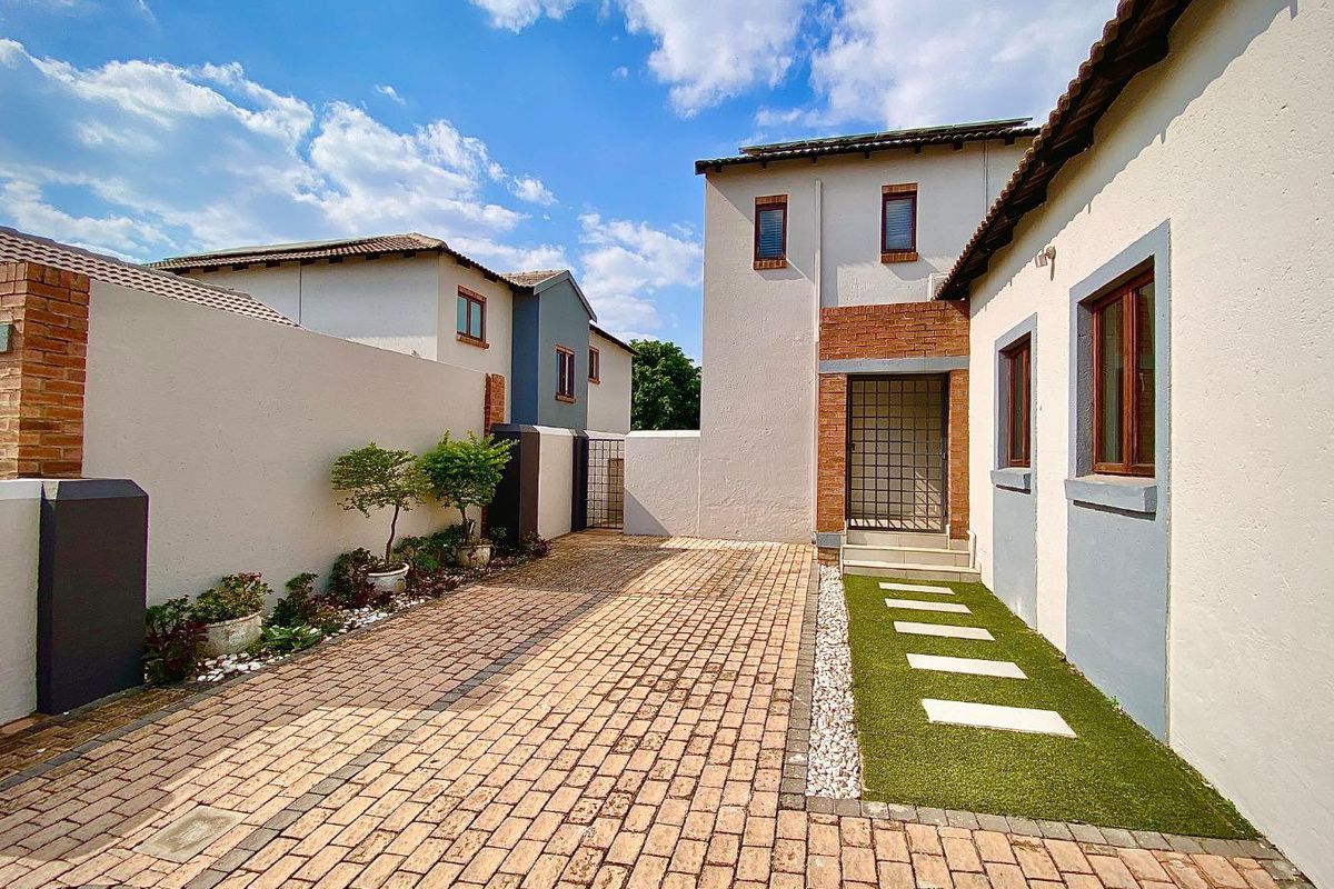 Flawless Townhouse - Photo 2