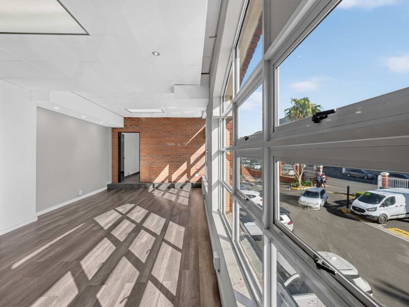 Bright 160m2 Office Space To Let in Roeland Square | Gardens | Excellent Natural Light & Exposure - Photo 7