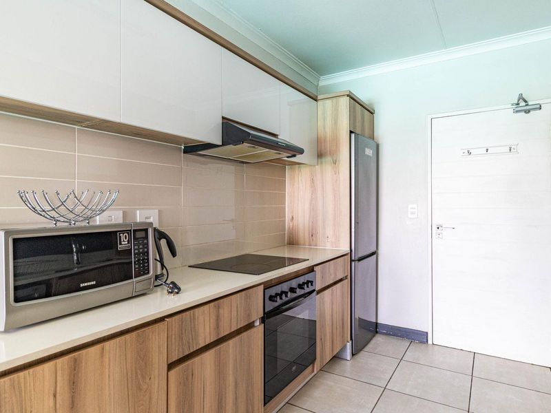 Modern 1-Bedroom Apartment in a resort-style security estate - Photo 5