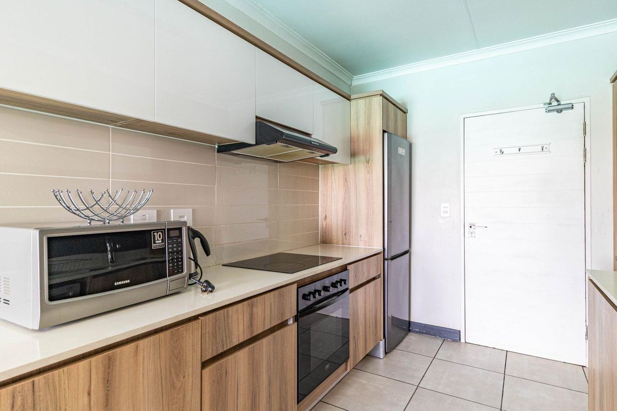 Modern 1-Bedroom Apartment in a resort-style security estate - Photo 5