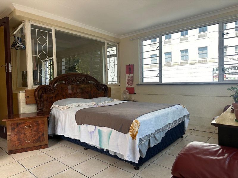 Spacious Apartment Centrally Located - Photo 6