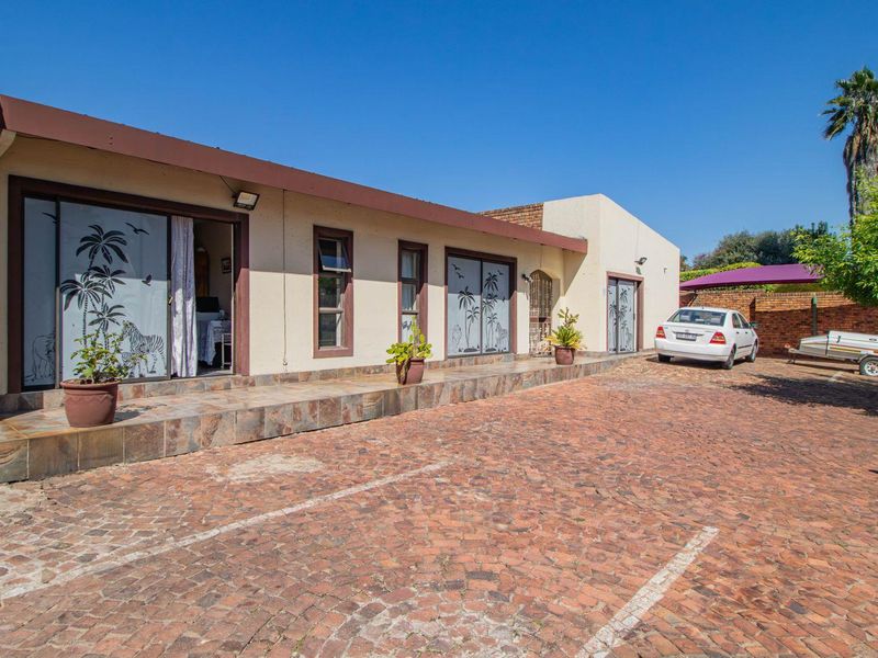 11 Bedroom Guest home in Lakefield x21. - Photo 8