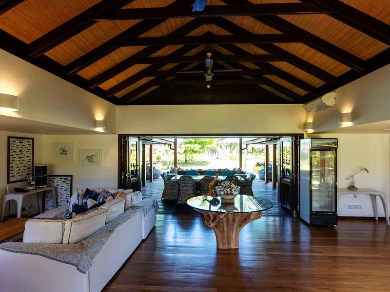 TURNKEY LUXURY- PRIVATE BEACH VILLA DESROCHES ISLAND - Photo 8