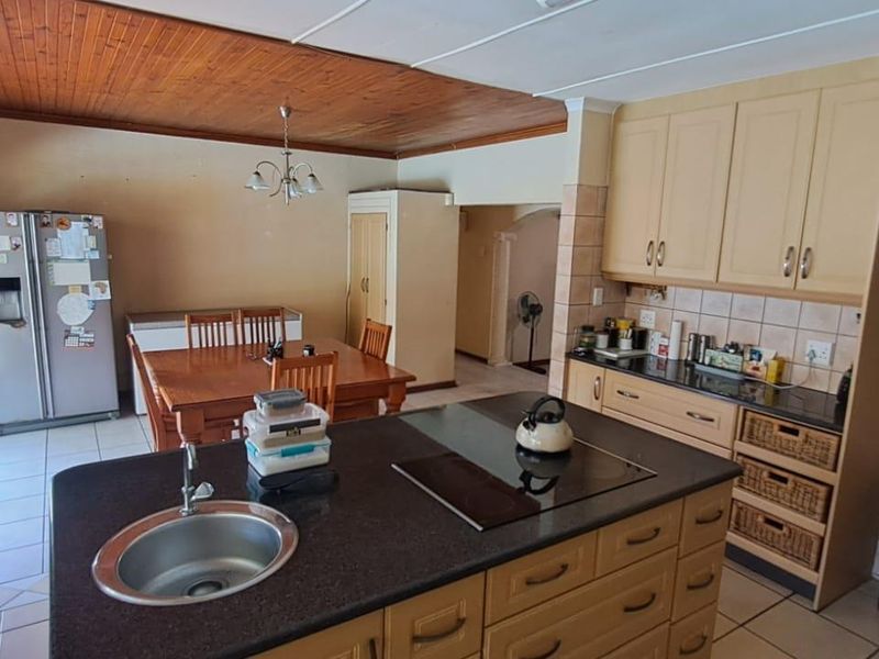 Spacious 5-Bedroom Family Home with Pool & Modern Finishes - Photo 9