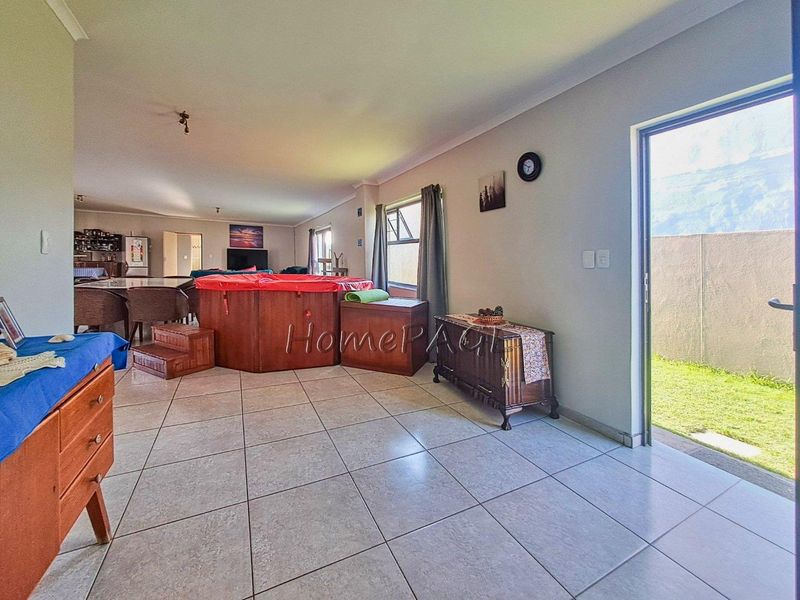 Meersig Ext 2, Walvis Bay:  3 Bedr Double Storey Home is for Sale - Photo 3