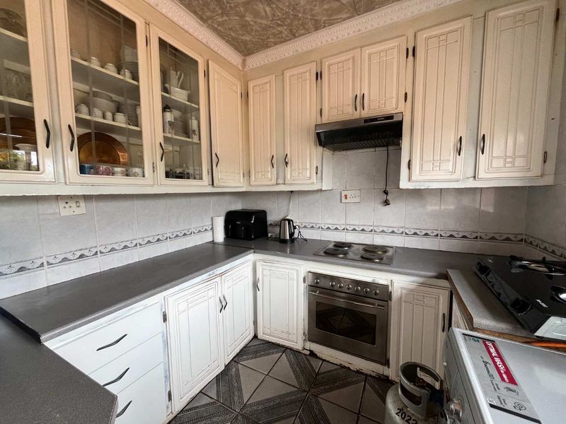 Spacious 3 Bedroom Family Home with Pool & Entertainment Area - Photo 10