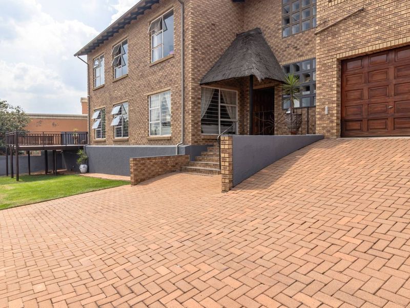 Stunning 5-Bedroom Home with Spectacular Views and Exceptional Amenities - Photo 5