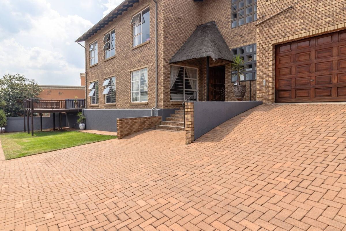 Stunning 5-Bedroom Home with Spectacular Views and Exceptional Amenities - Photo 5