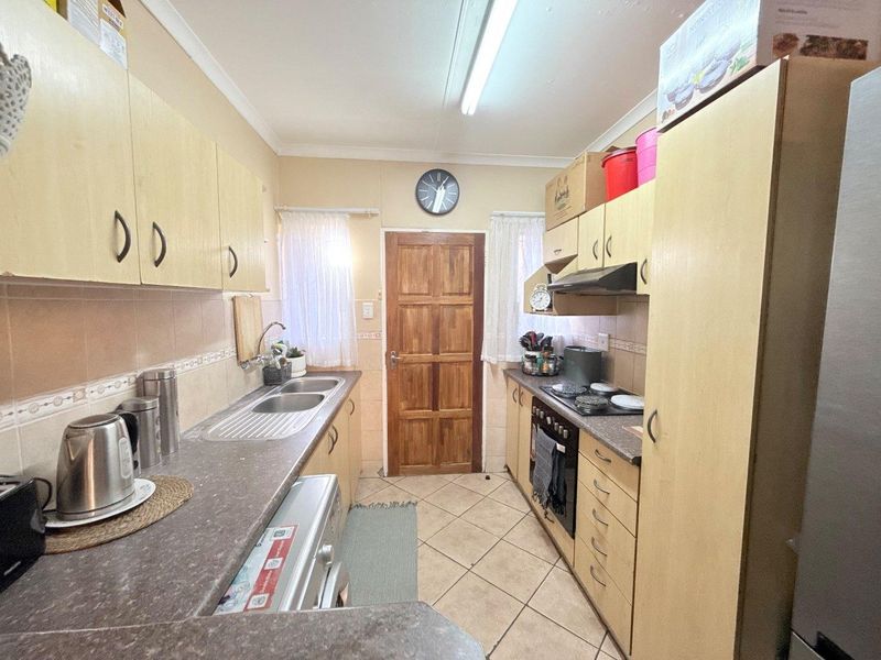 SPACIOUS TOWNHOUSE - Photo 5