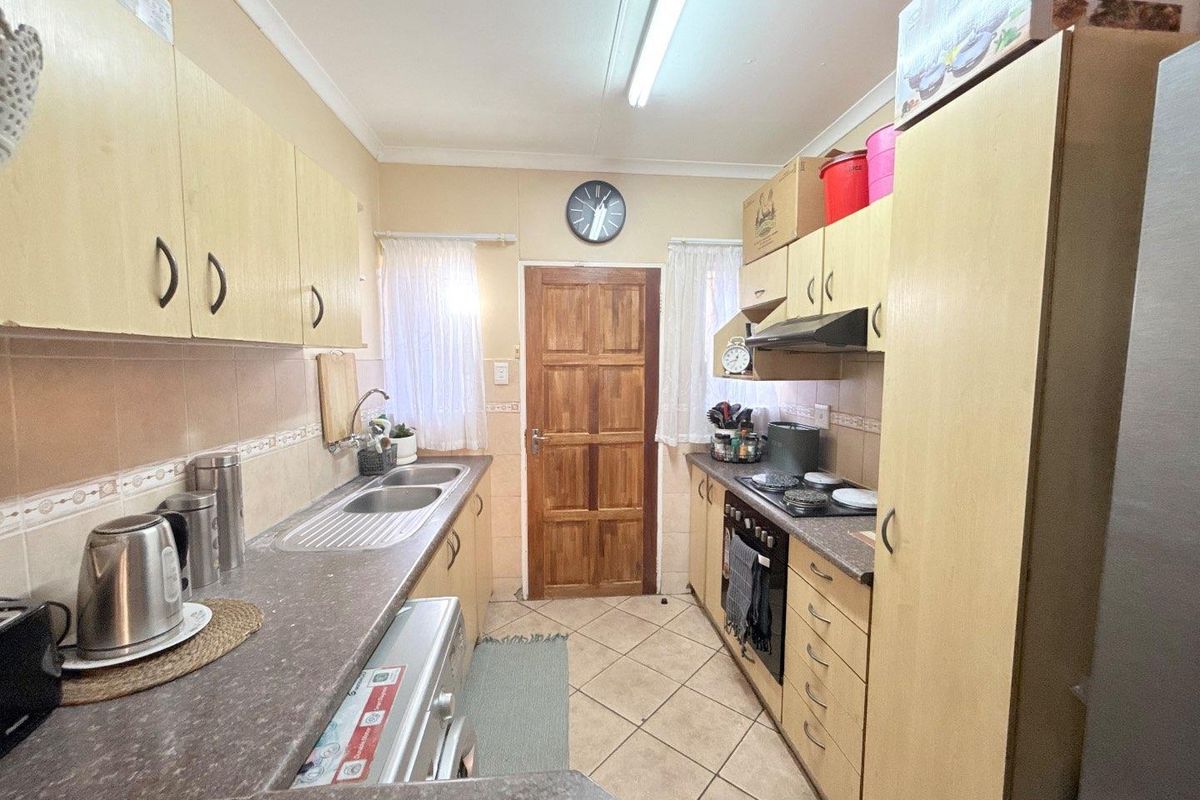 SPACIOUS TOWNHOUSE - Photo 5