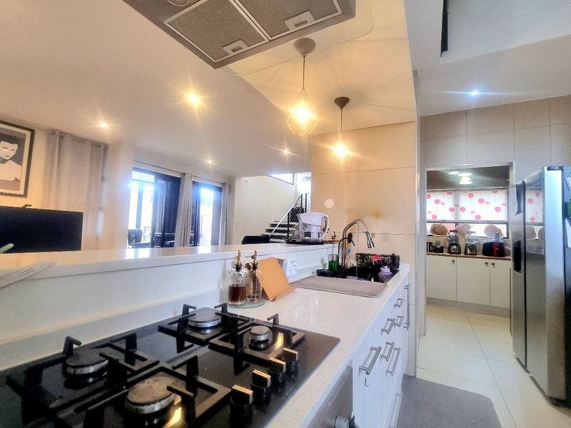 Situated against a hill in Kleine Kuppe with the most beautiful views in Windhoek! - Photo 5