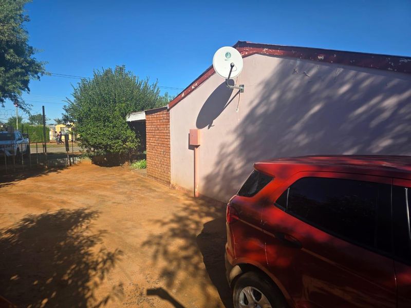 Ideal starter home - Photo 2