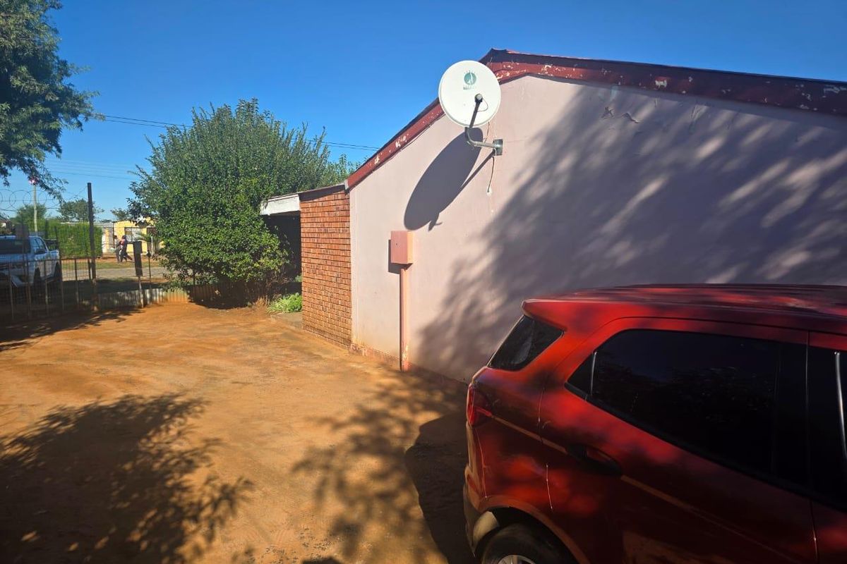 Ideal starter home - Photo 2