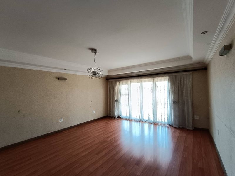 HEUWELSIG ESTATE = URGENT SALE!  5 BEDROOM HOUSE - Photo 8