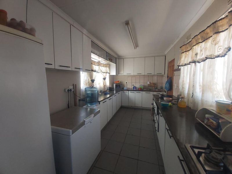 Cozy 3 Bedroom Home - Photo 4