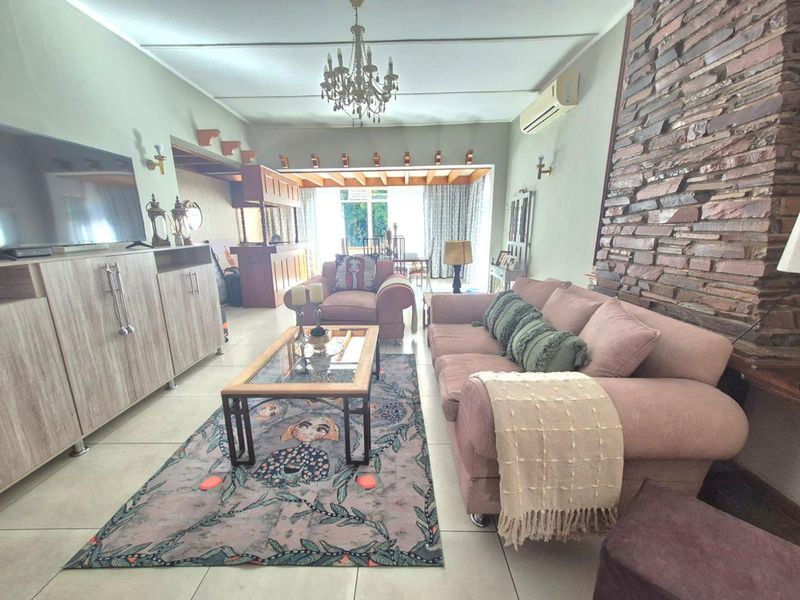 Neat at a pin, spacious family home - Photo 4