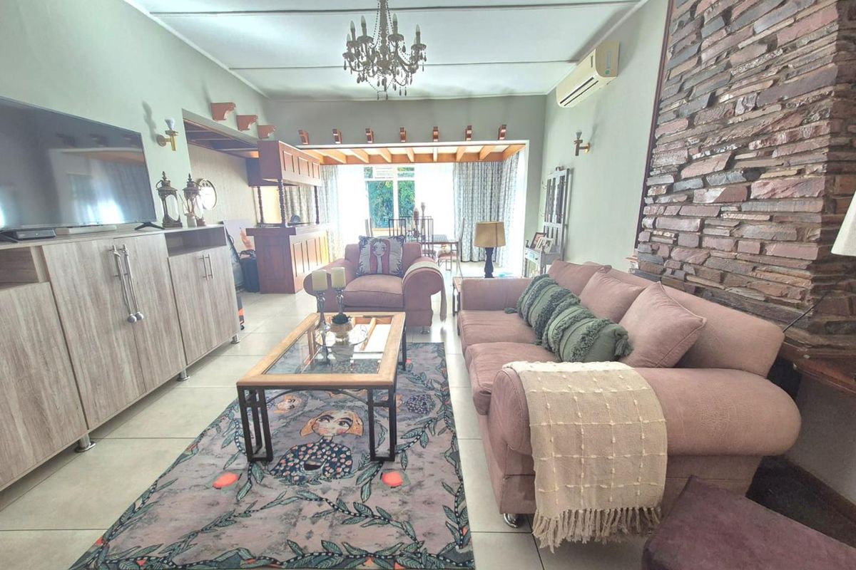 Neat at a pin, spacious family home - Photo 4