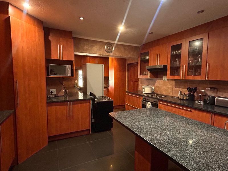 Big, Bold & Beautiful — Symhurst Living at Its Finest! - Photo 2