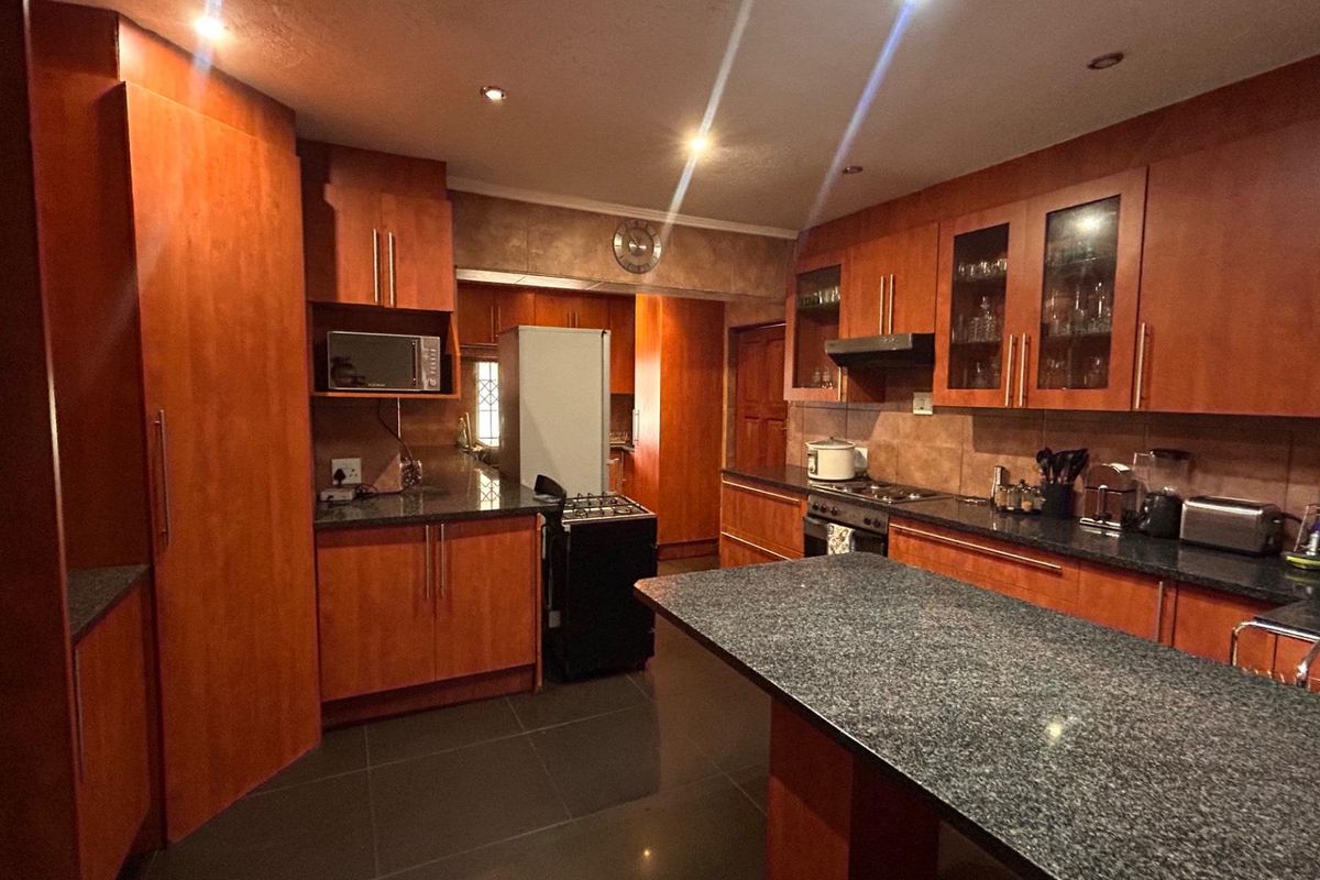 Big, Bold & Beautiful — Symhurst Living at Its Finest! - Photo 2