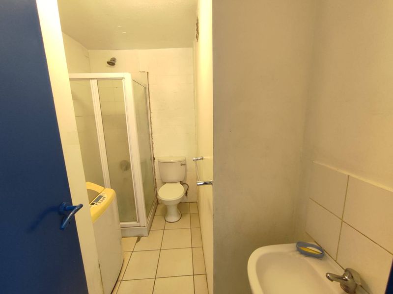2 bedroom Apartment with balcony-Available in Wynberg - Photo 7