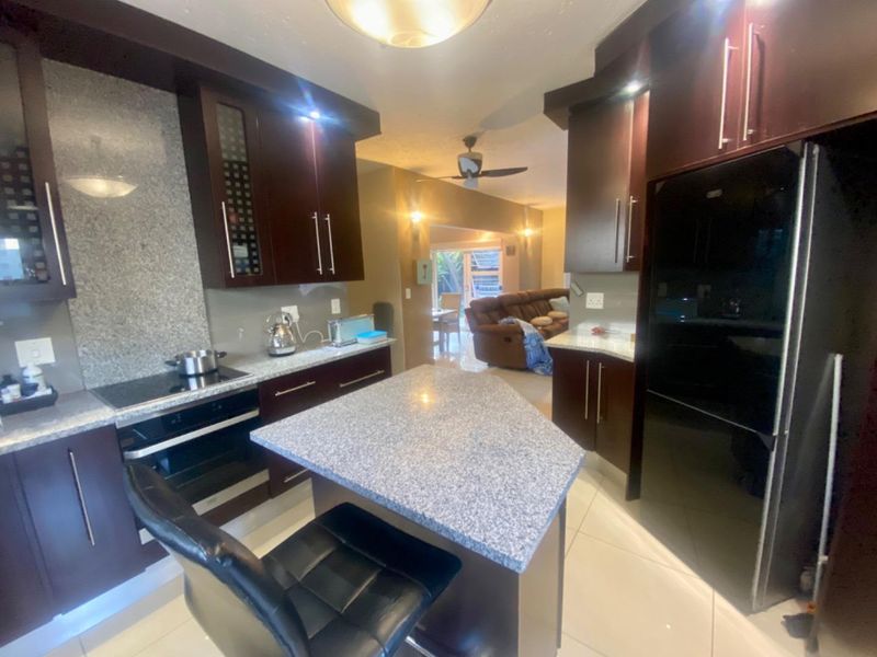 Elegant Ground-Floor Unit with Private Garden in Sought-After Complex - Photo 9