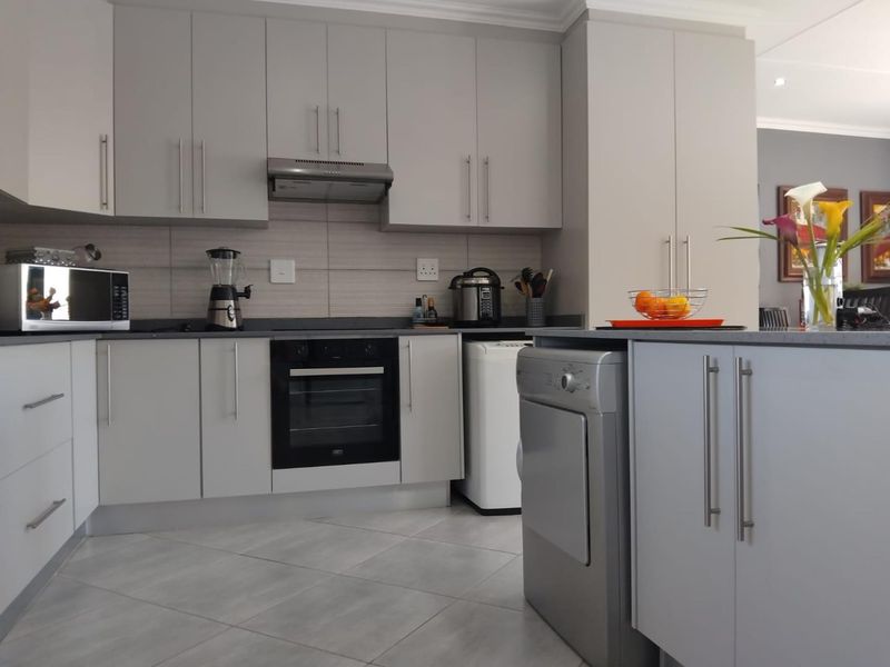 Elegant Living in a Modern Two-Bedroom House in Reebok on the Garden Route - Photo 6