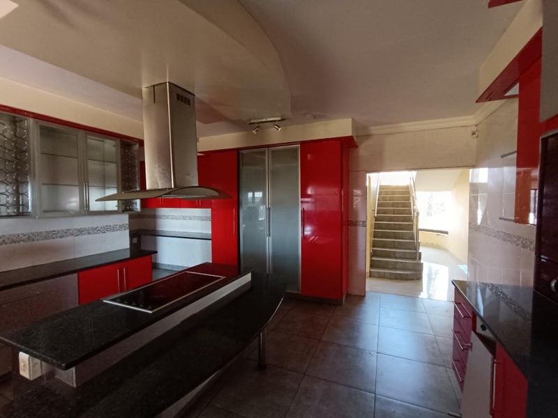 HEUWELSIG ESTATE = URGENT SALE!  5 BEDROOM HOUSE - Photo 3