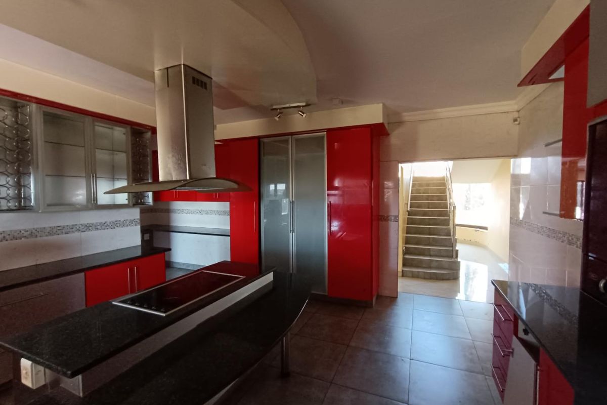 HEUWELSIG ESTATE = URGENT SALE!  5 BEDROOM HOUSE - Photo 3